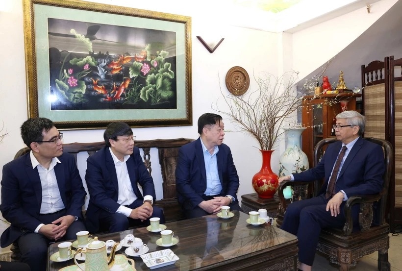 Truong Ban Tuyen giao TW tham, chuc Tet cac nha khoa hoc, van nghe si hinh anh