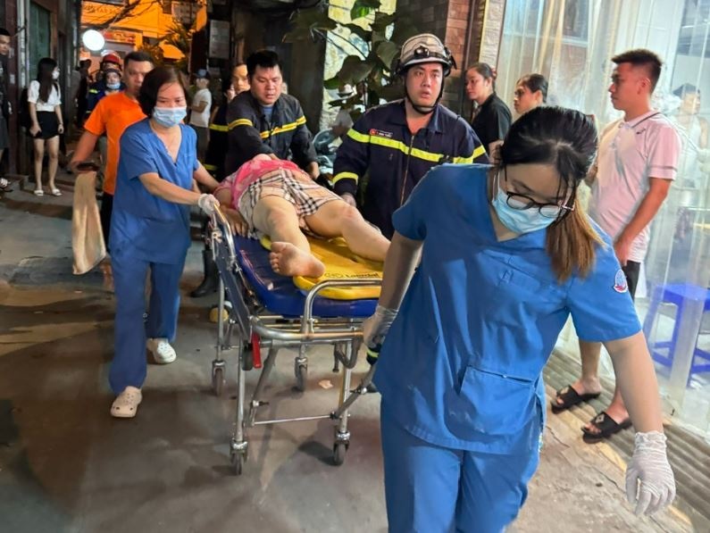 Phoi quan ao, nguoi phu nu nga tu tang 4 xuong mai nha hinh anh