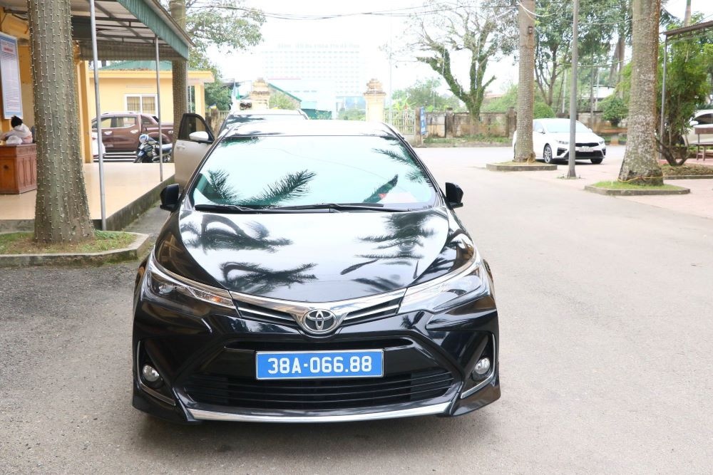 Xu phat tai xe xe bien xanh bat den uu tien, don nguoi o san bay hinh anh