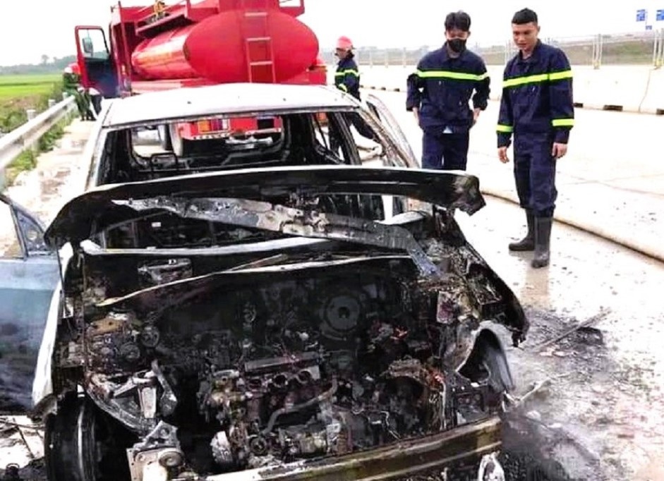 Oto 5 cho boc chay du doi o nut giao cao toc Bac - Nam hinh anh