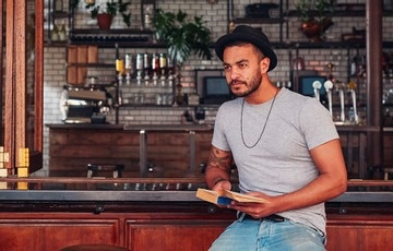 Doc sach cung nguoi la trong quan bar hinh anh