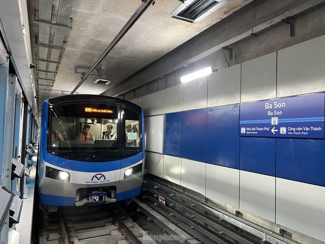 Tau metro so 1 TPHCM chay thu nghiem lien tuc trong dip Tet Nguyen dan hinh anh