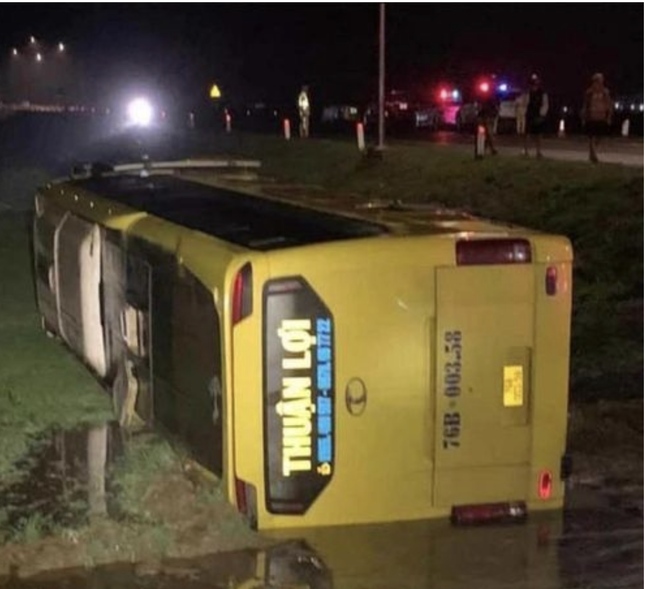 Xe giuong nam cho 36 khach bi lat o Quang Tri hinh anh