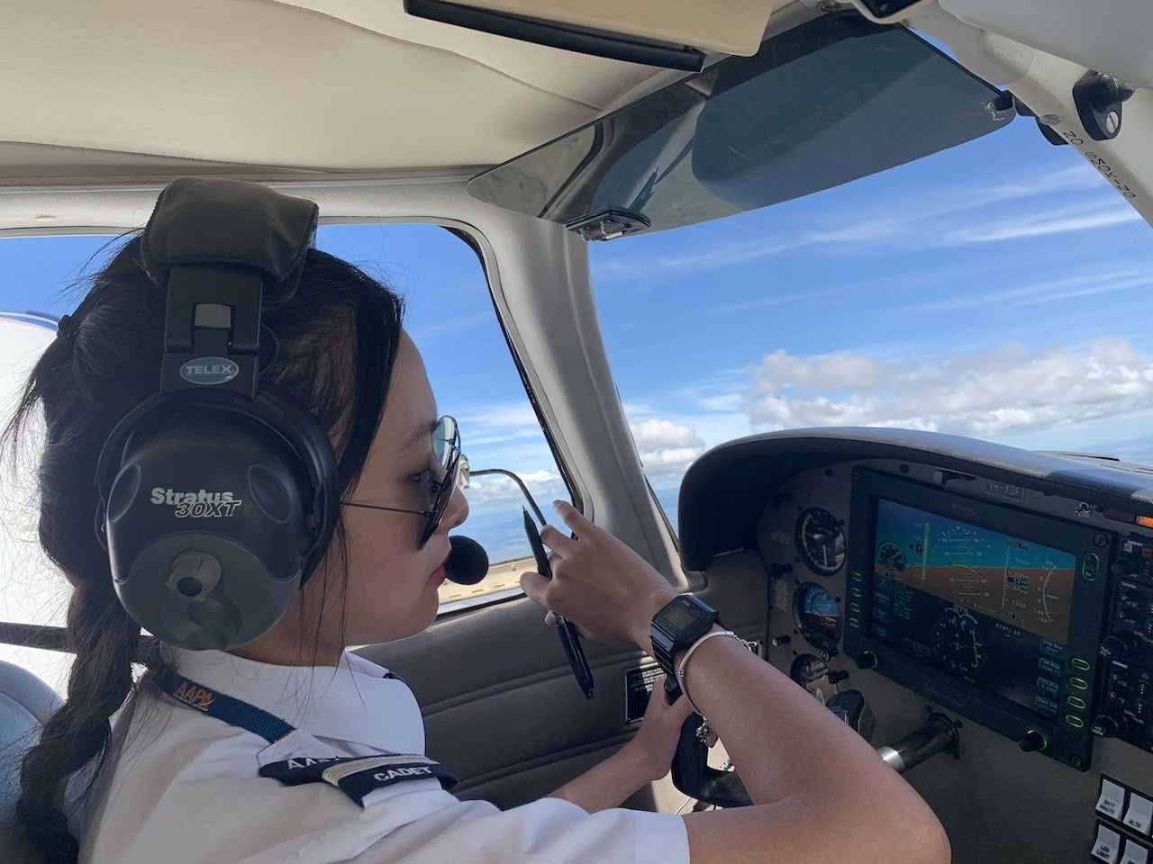 Nu phi cong xinh dep dam me chinh phuc bau troi hinh anh