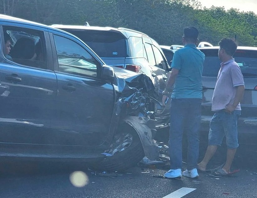 Tai nan lien hoan giua 6 oto tren cao toc Phan Thiet - Dau Giay hinh anh