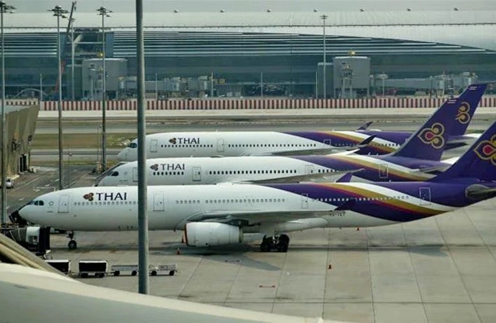 Hanh khach mo tung cua thoat hiem may bay de tron 'nguoi ao den' hinh anh