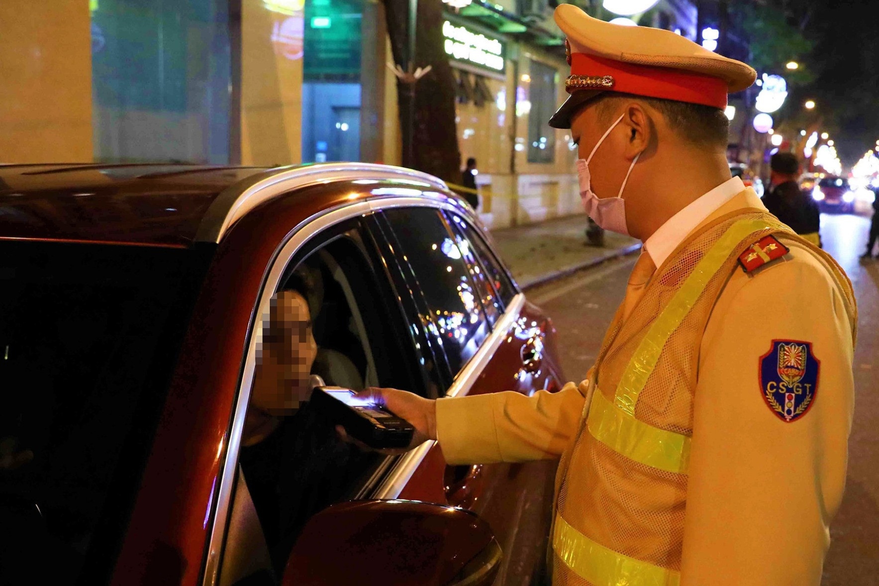 Ngay mung 1 Tet, xu ly hon 2.800 truong hop vi pham nong do con hinh anh