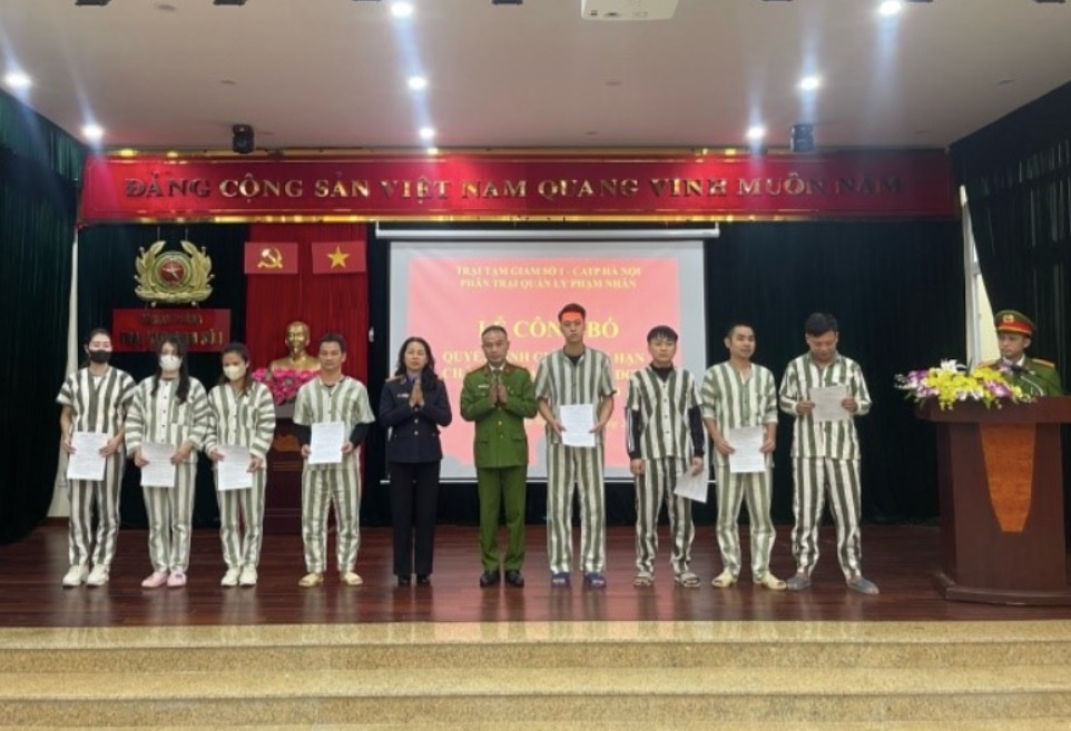 Giam an, tha tu truoc thoi han cho 2.400 pham nhan hinh anh