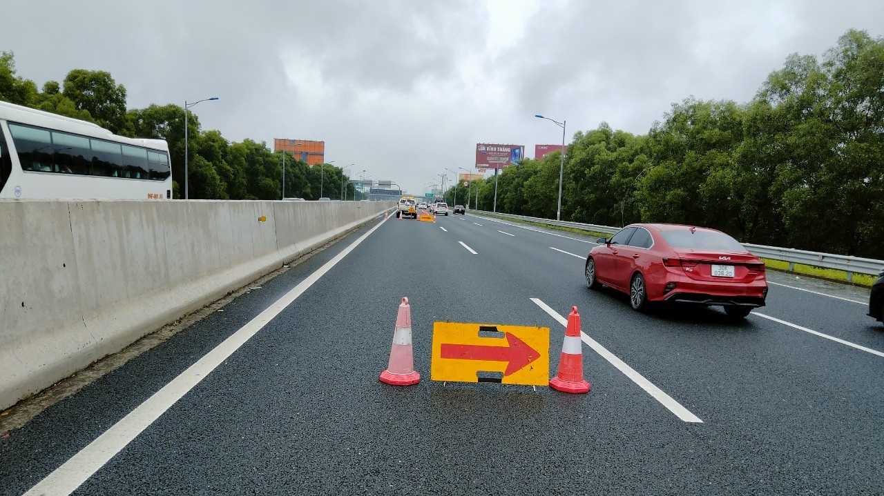 Tuan duong va chuyen bat trau tren cao toc ngay Tet hinh anh