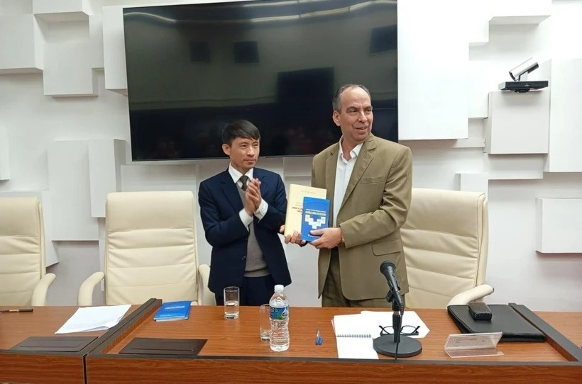 Gioi thieu sach cua Tong bi thu Nguyen Phu Trong tai Cuba hinh anh