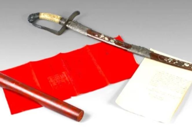 Dau gia kiem bau cua Vua Ham Nghi va kim bai cua Vua Khai Dinh hinh anh