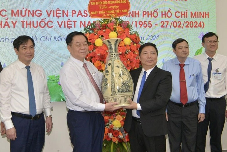 Truong Ban Tuyen giao Trung uong: Y te phai phong benh tu som, tu xa hinh anh