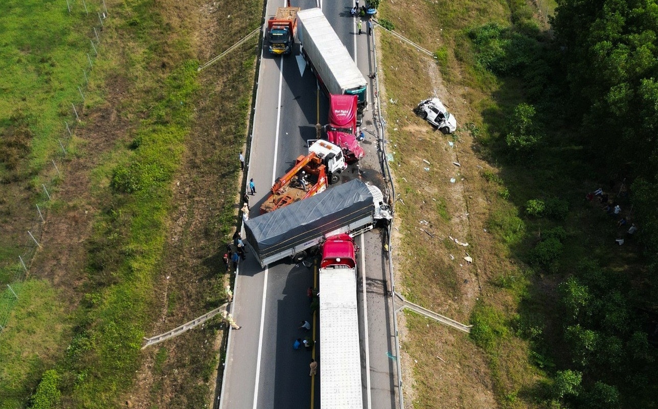 Can khac phuc ngay bat cap chet nguoi tren cao toc Cam Lo - La Son hinh anh