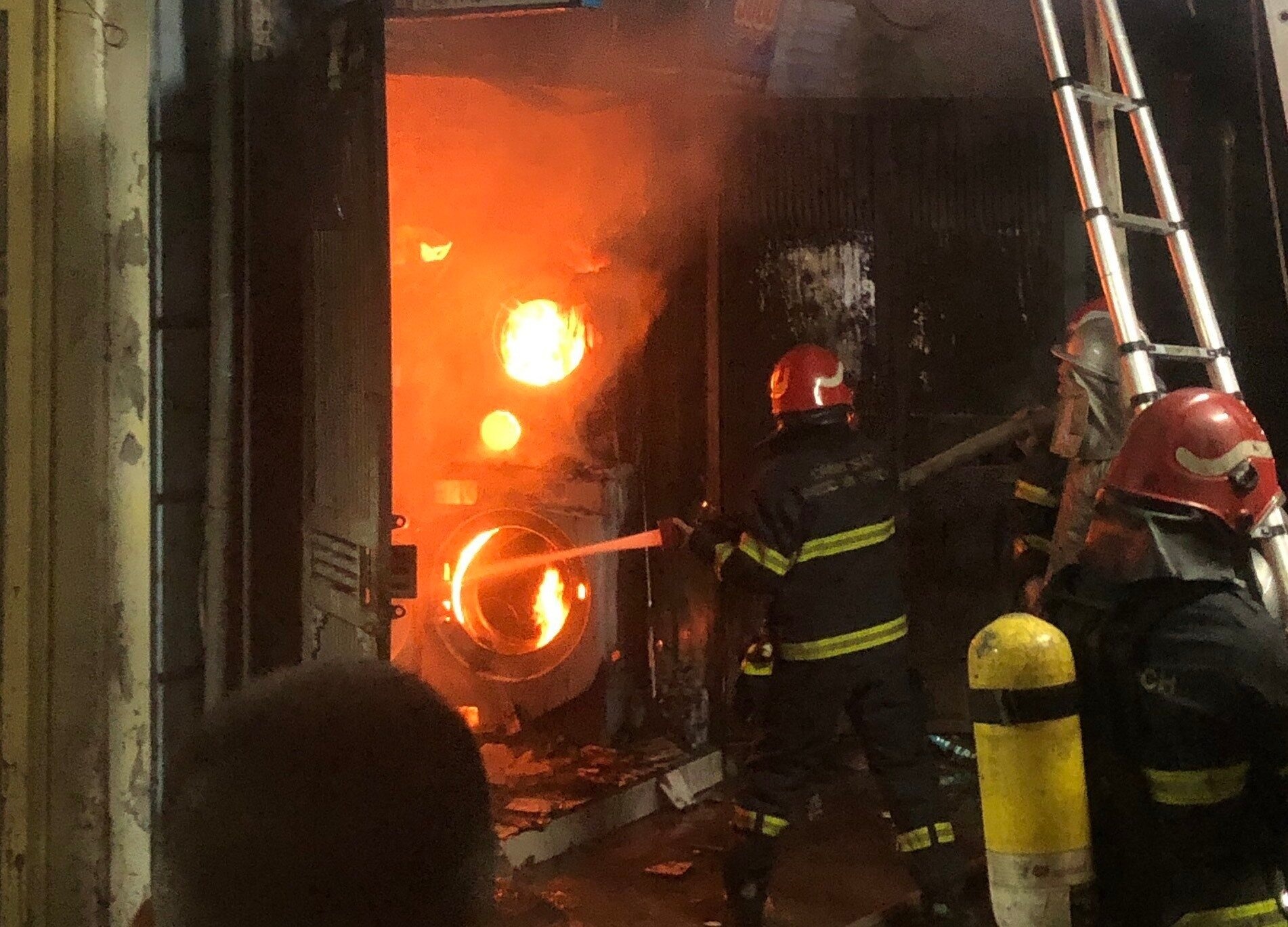 Canh sat cuu dua be 6 thang tuoi va 2 nguoi lon thoat khoi dam chay hinh anh