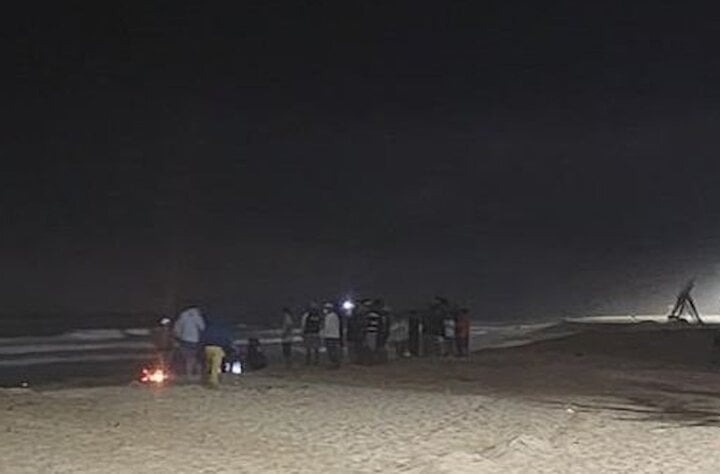 Thuyen bi danh chim khi cho 8 nguoi ra bien cau ca thu gian hinh anh