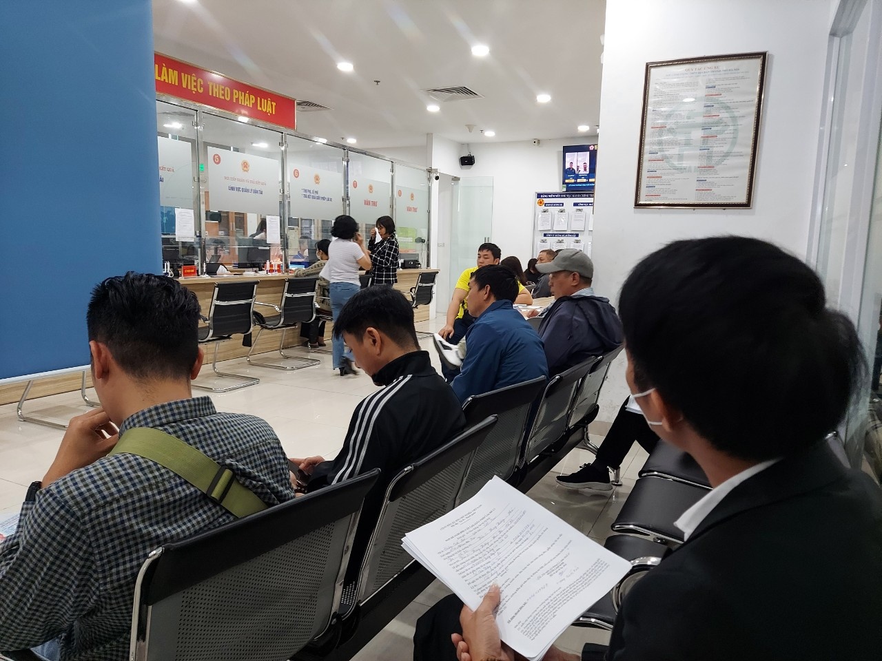 Chen chuc doi giay phep lai xe trong noi do Ha Noi, ngoai thanh vang hinh anh