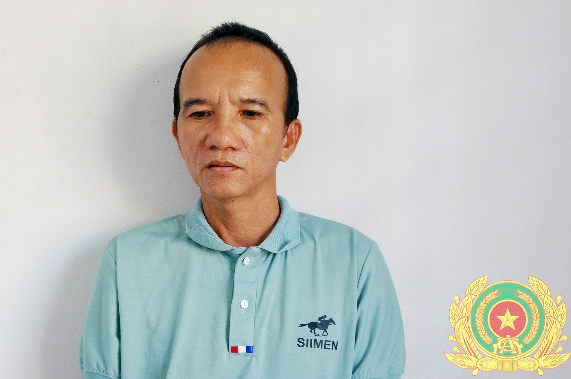 Bat giam nguoi dan ong gia thieu ta cong an, mang the cong vu dac biet hinh anh