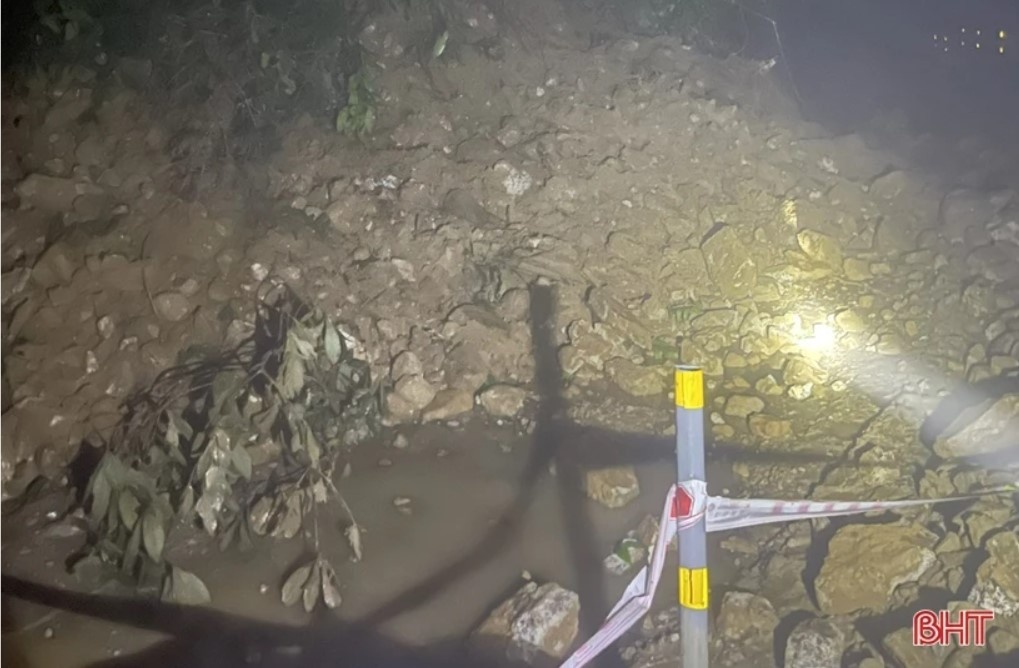 Ach tac duong len Cua khau quoc te Cau Treo do sat lo tren quoc lo 8A hinh anh