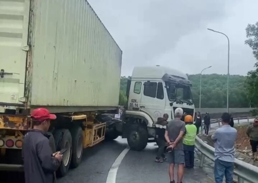 Xe dau keo tu tong vao ho lan tren cao toc Cam Lo - La Son hinh anh