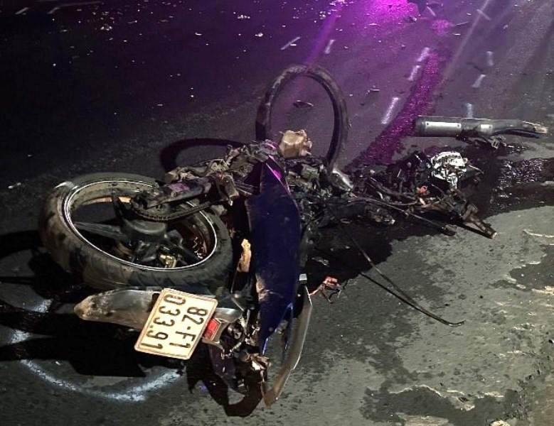 Di choi dem ve, 2 thanh nien va cham voi o to tu vong hinh anh