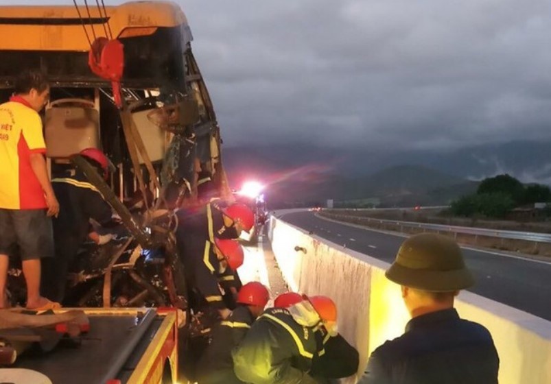 Tai nan giua xe khach va xe tai tren cao toc, 2 nguoi tu vong hinh anh