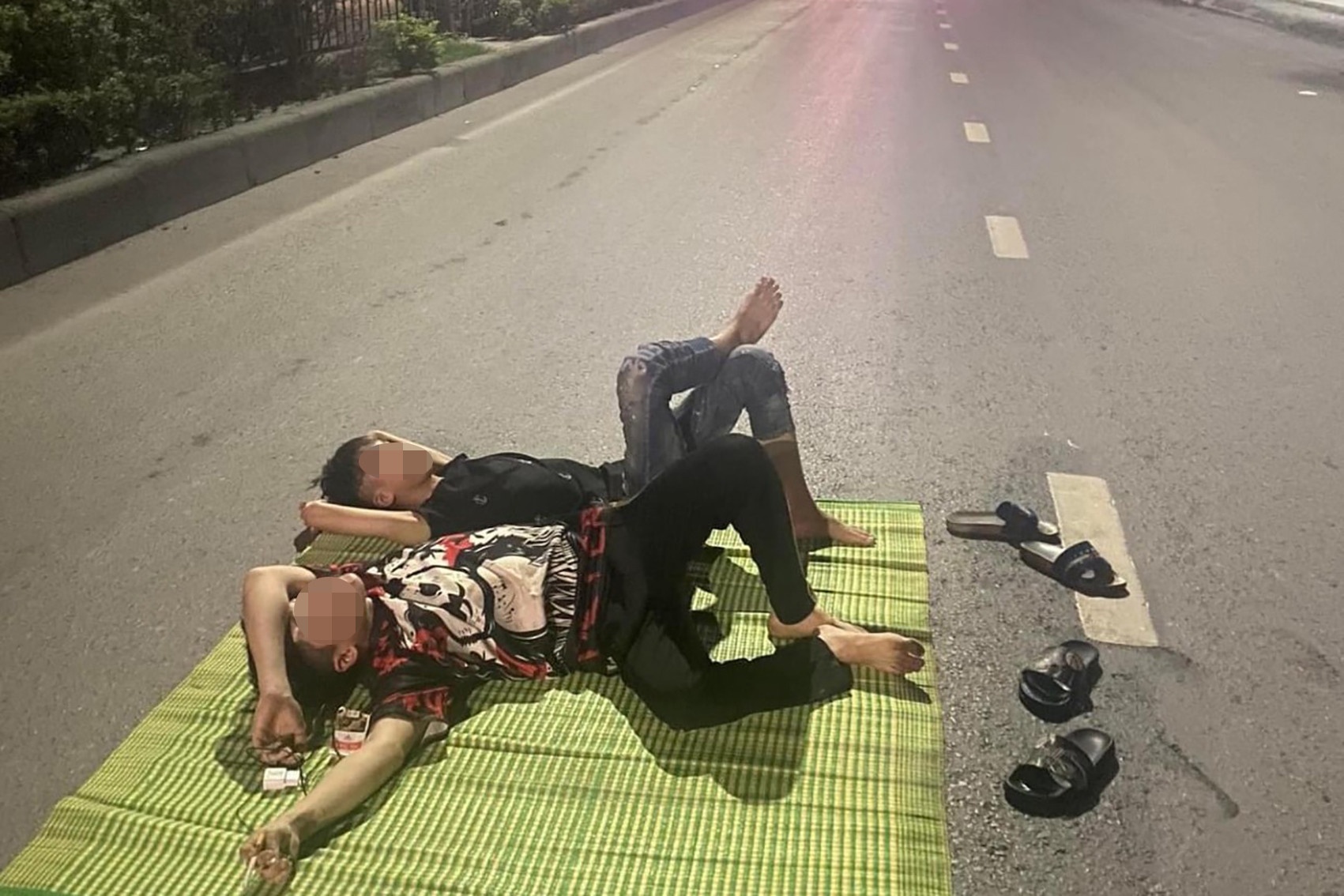 Trieu tap hai thanh nien trai chieu nam giua quoc lo hinh anh