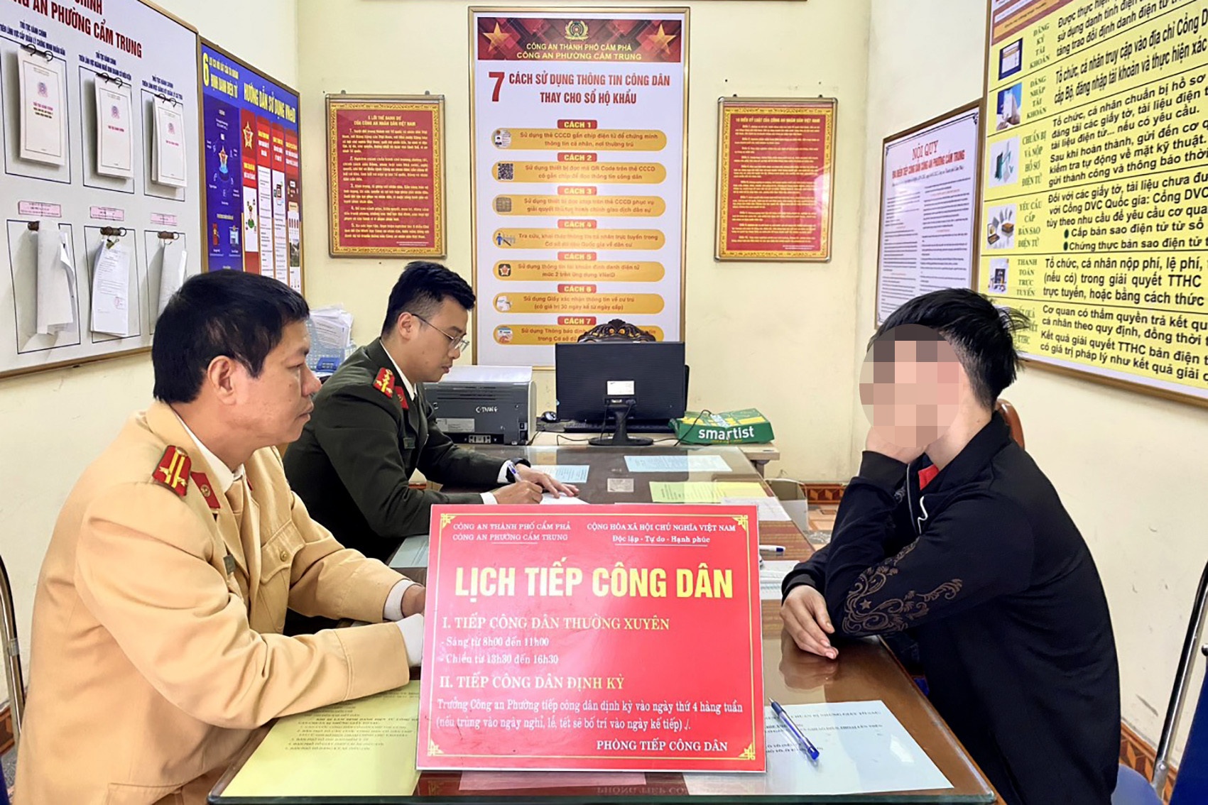 nam tren quoc lo anh 2