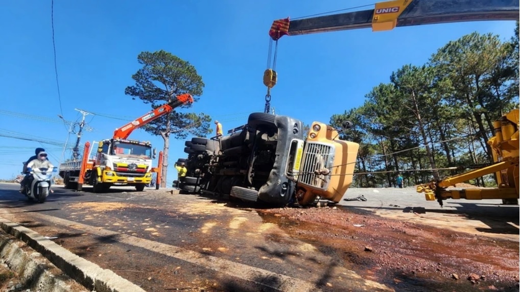 Xe tai hang nang lat nghieng tren deo Mimosa o Lam Dong hinh anh