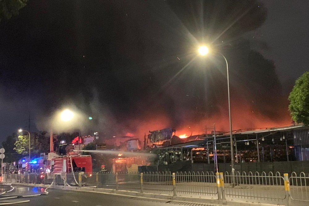 Chay ngun ngut tai cua hang cay canh sang som nay hinh anh