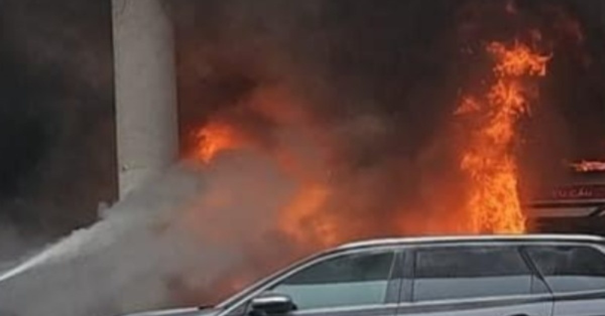 O to cap cuu chay ngun ngut trong bai xe trung tam TP.HCM hinh anh