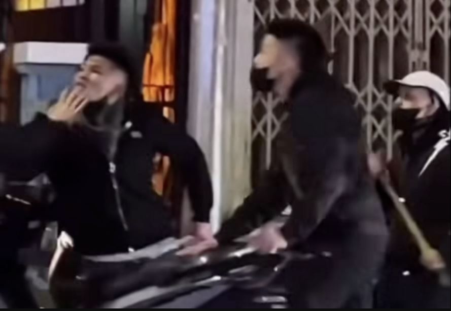 Truy tim nhom thanh nien cam xeng danh nguoi tren pho Ha Noi hinh anh