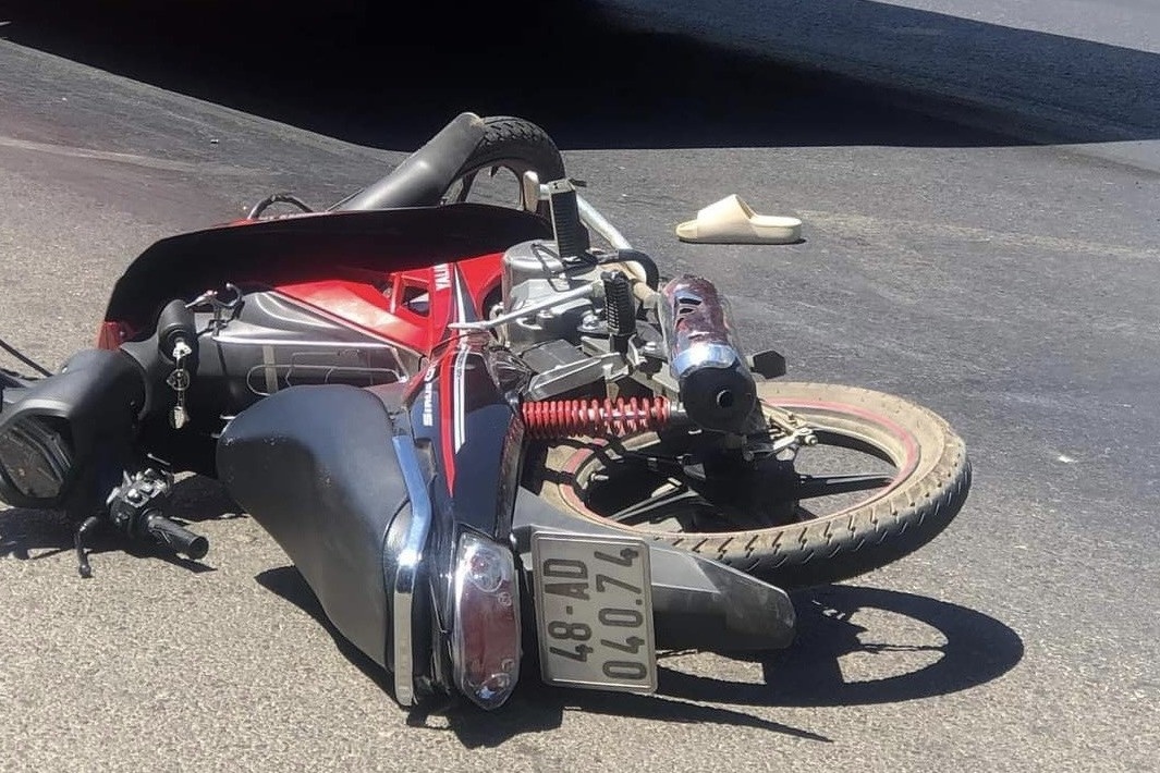 Hai hoc sinh tu vong sau va cham voi xe khach Phuong Trang hinh anh