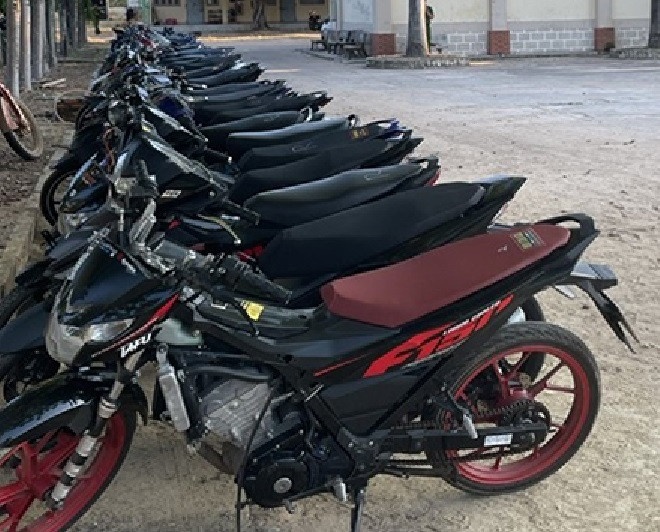 80 canh sat ngan chan nhom tu tap net po tren quoc lo hinh anh