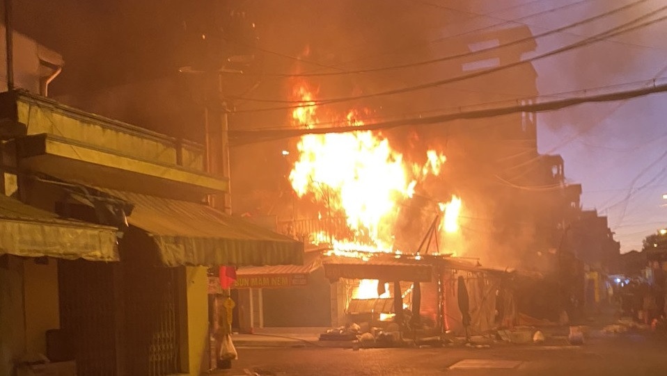 Chay lon o cho Hiep Tan, TP.HCM lam thieu rui 3 ki ot va nha dan hinh anh