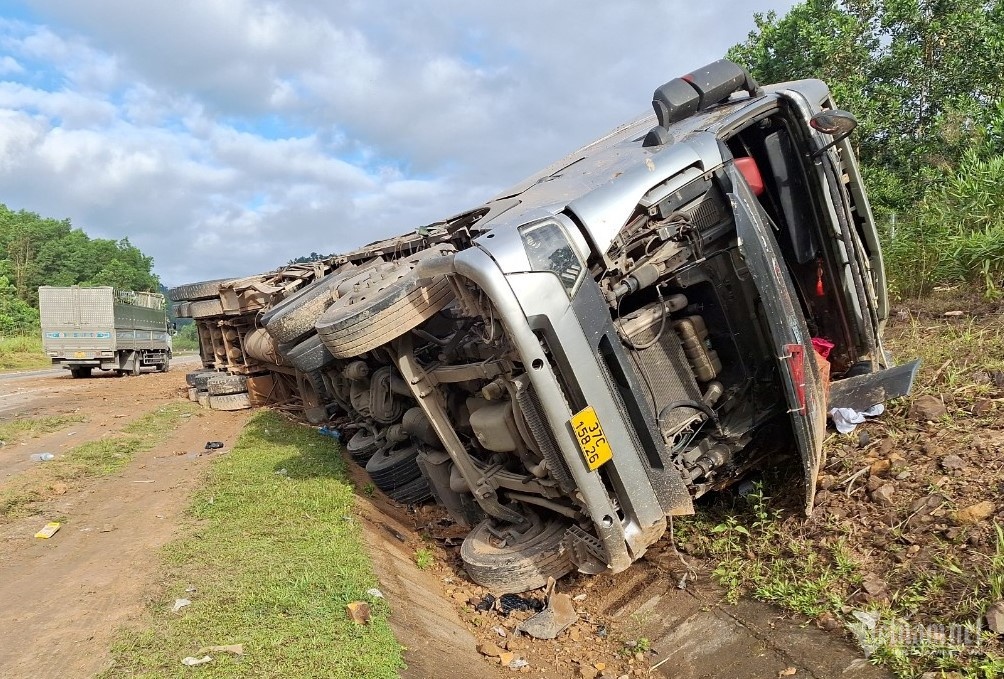 Lat xe dau keo tren cao toc La Son - Tuy Loan, tai xe tu vong hinh anh