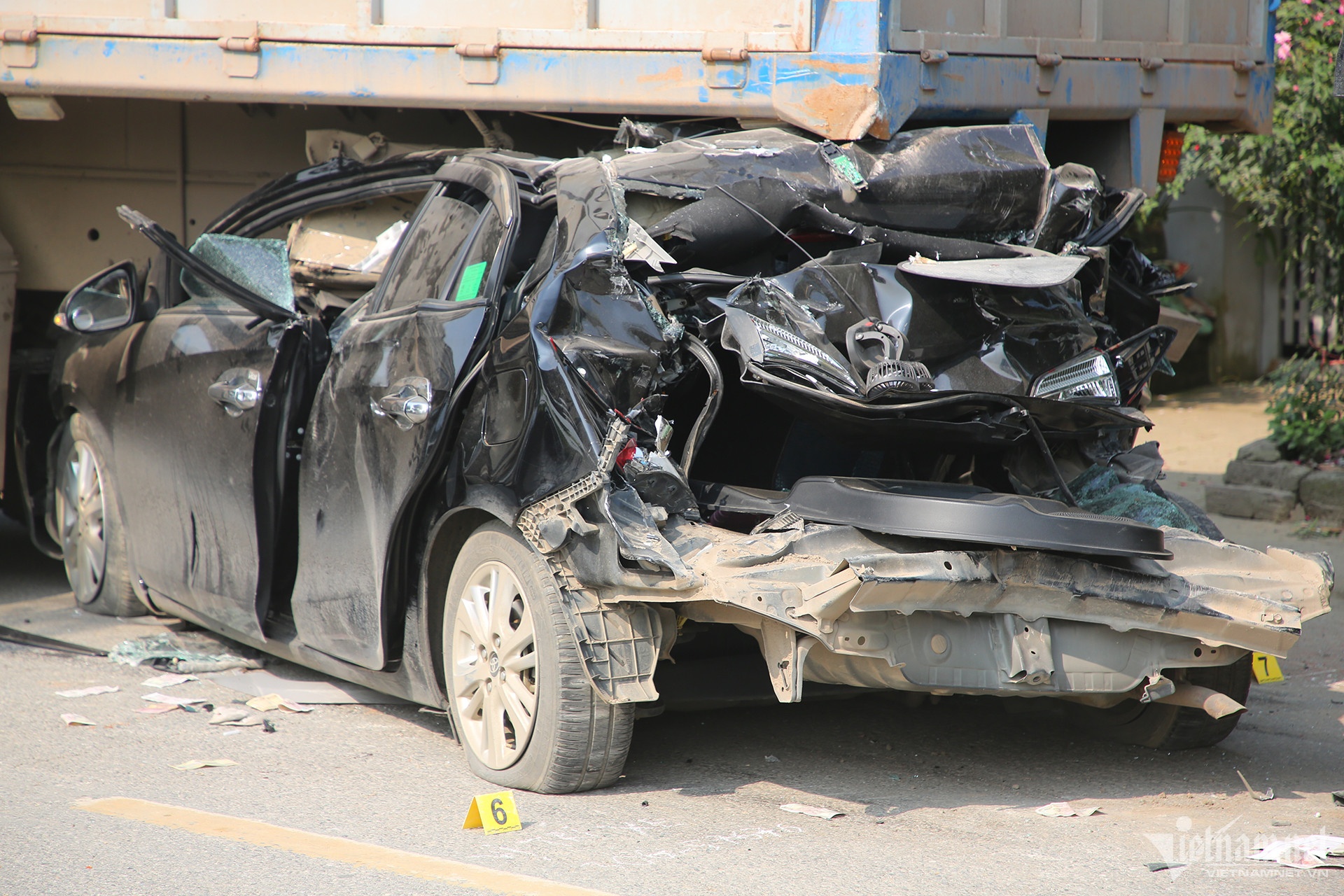 Bun run khi thay oto con duoi gam xe tai trong vu tai nan lien hoan hinh anh