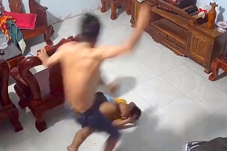 Loi khai cua cha duong bao hanh be 9 tuoi o Binh Phuoc hinh anh