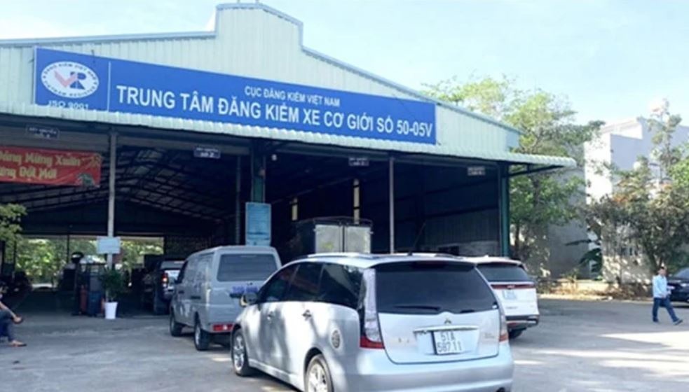 Thu doan nhan tien hoi lo cua dang kiem vien Trung tam 50-05V hinh anh