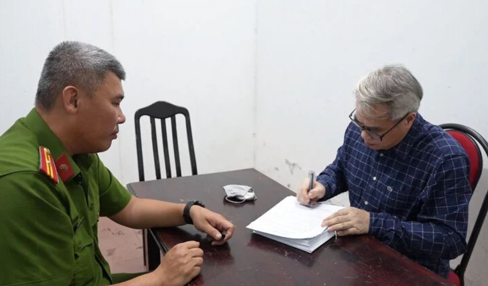 Dang kiem nhan hoi lo anh 2