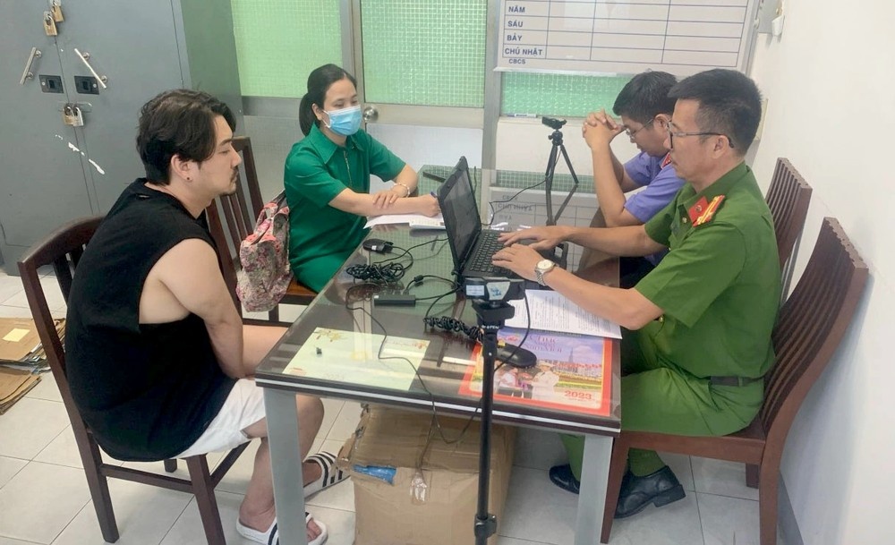 Bat qua tang 10 nu tiep vien ban dam cho khach Han Quoc hinh anh