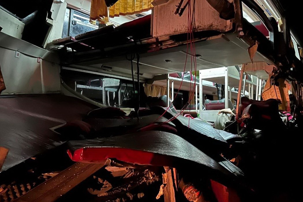 Nan nhan ke lai phut xe khach lao vao xe tai o Cam Lo - La Son hinh anh