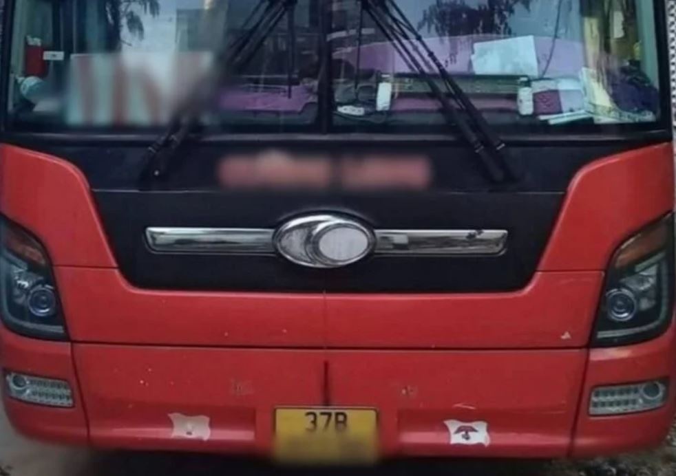 Truy tim xe khach tong chet hai thanh nien di xe may o Hue hinh anh