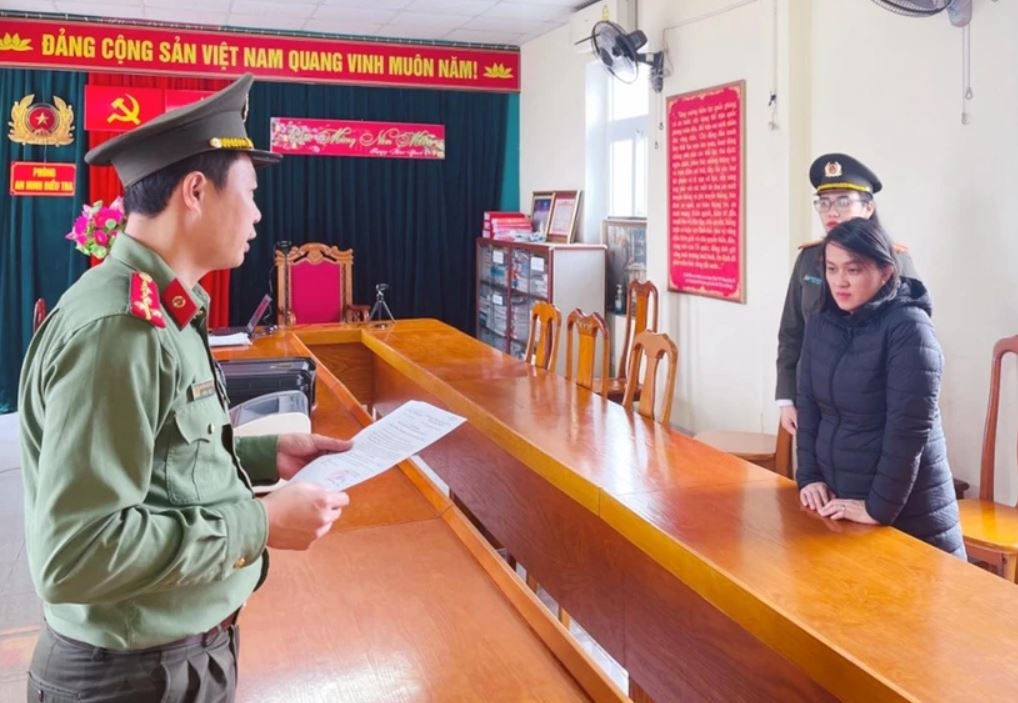 Khoi to doi tuong nhan 17.000 USD de dua nguoi di Han Quoc trai phep hinh anh