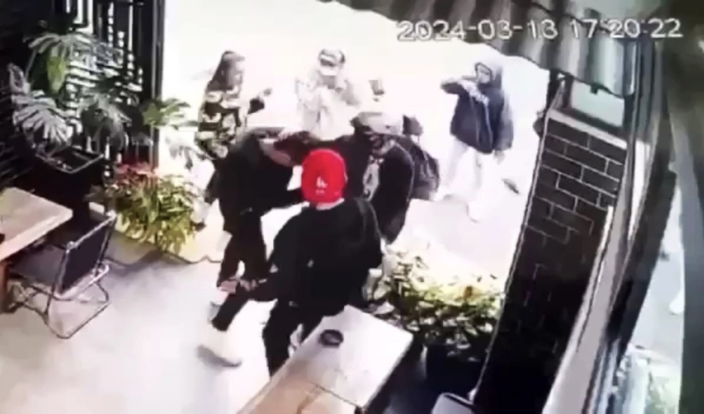 Nam thanh nien bi dam tu vong truoc quan ca phe, 5 doi tuong dau thu hinh anh