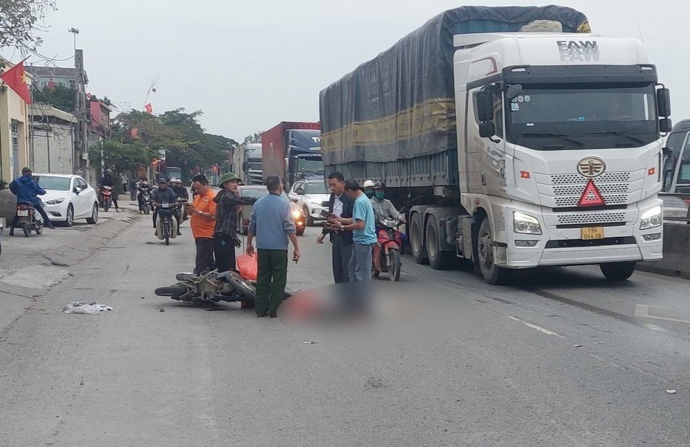 Mot phu nu tu vong khi xe may va cham container o Nghe An hinh anh