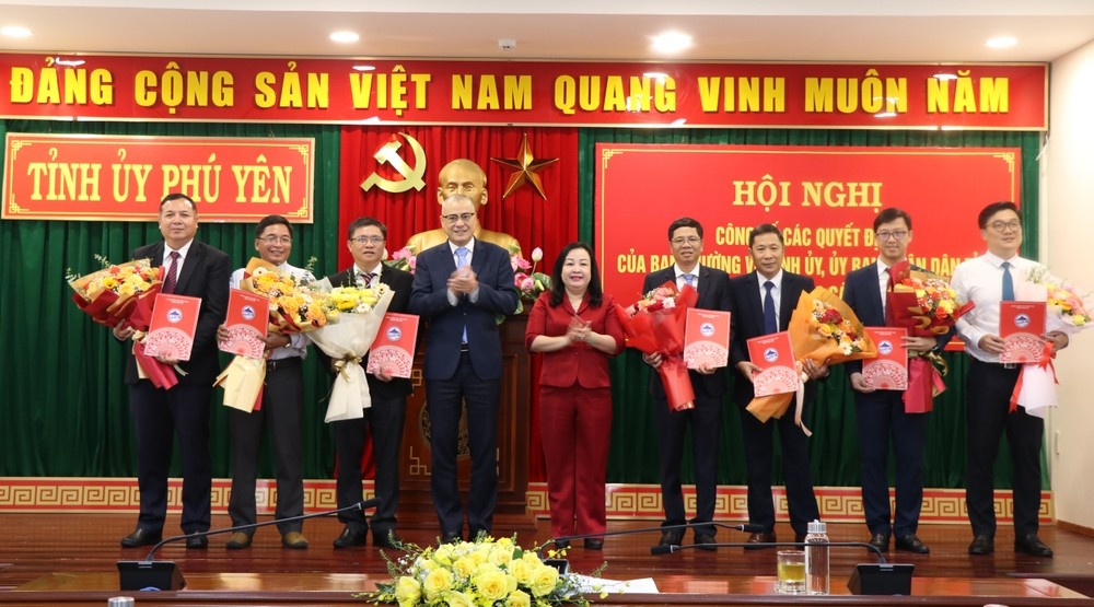 Luan chuyen can bo anh 1