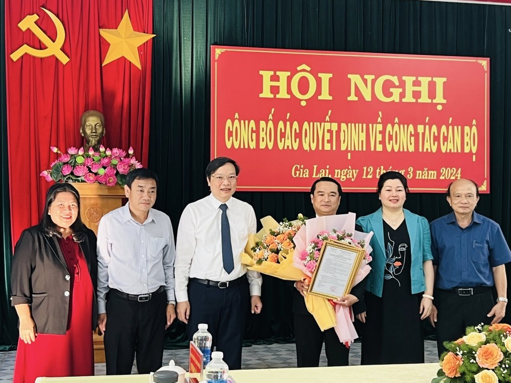 Luan chuyen can bo anh 3