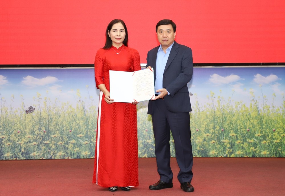 Luan chuyen can bo anh 5