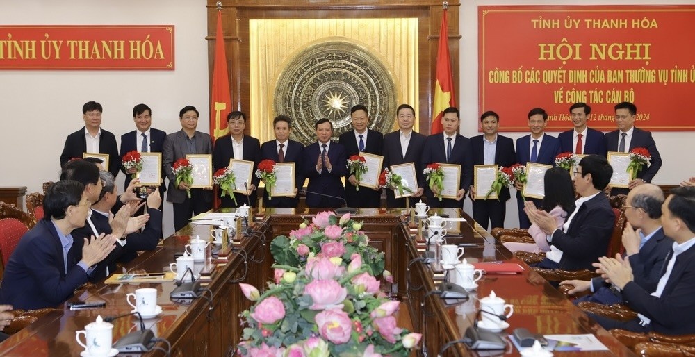 Luan chuyen can bo anh 8