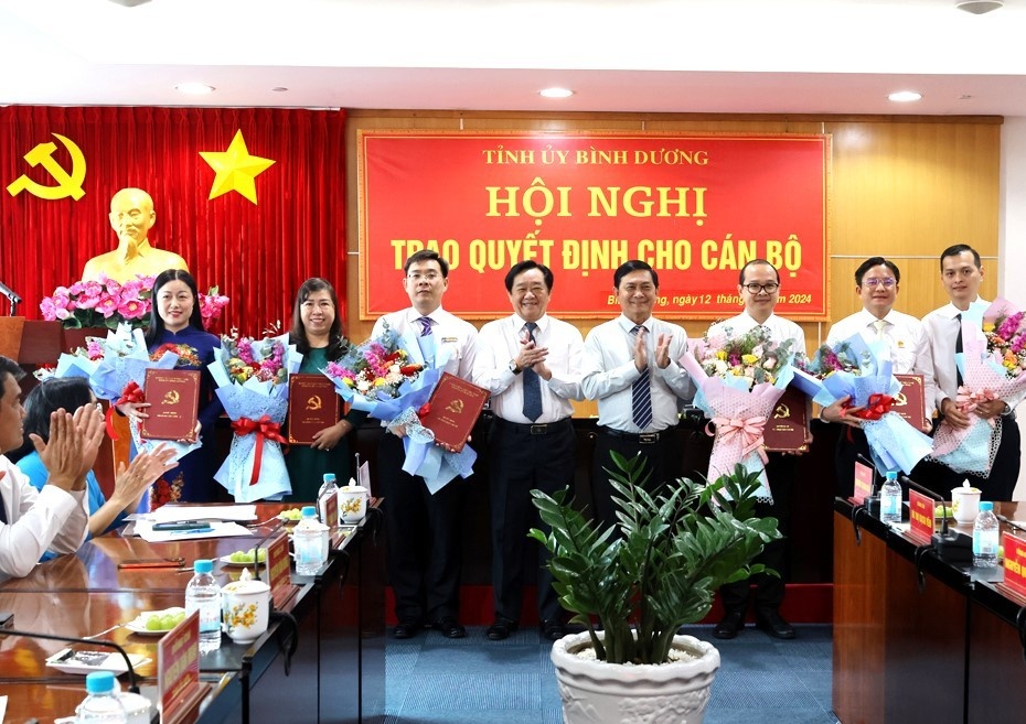 Luan chuyen can bo anh 9